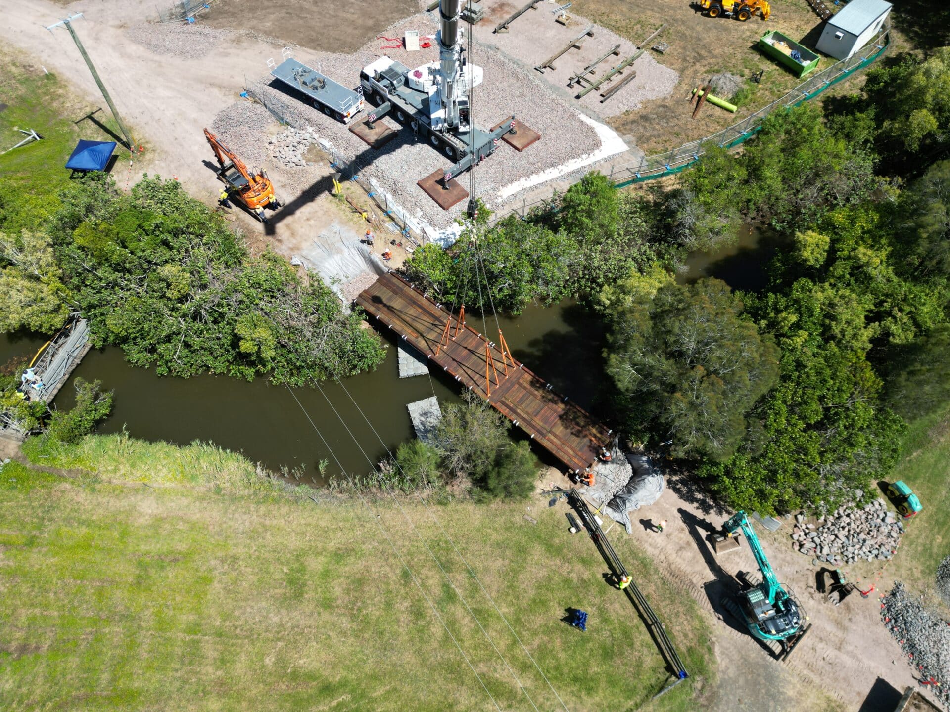 Aerial view of the crane lifting the River Road Bridge span into position